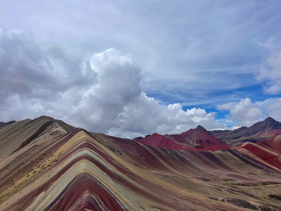 montaña arcoiris cusco nublado